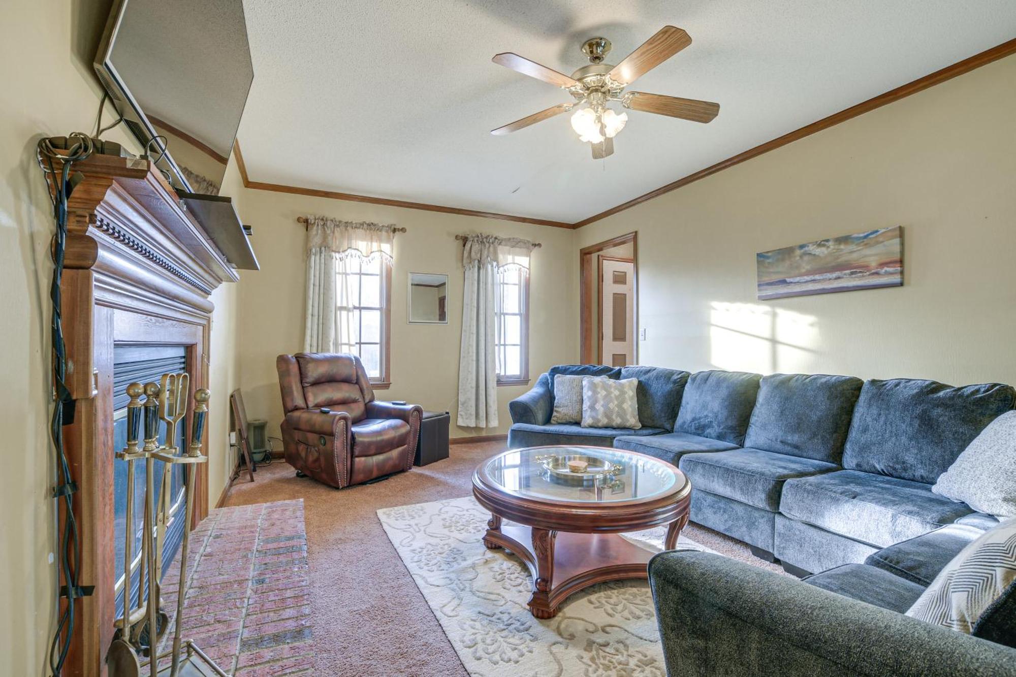 Lovely Fayetteville Home Deck And Fireplace! エクステリア 写真